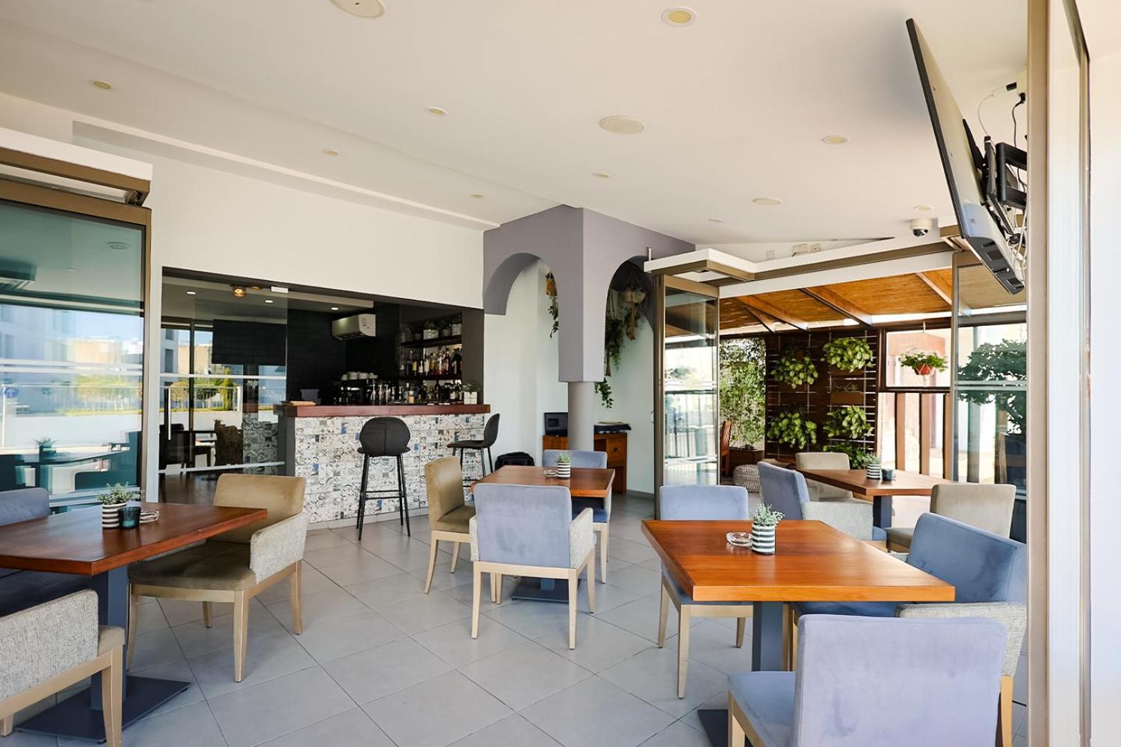Mikes Kanarium City Hotel Larnaca Buitenkant foto