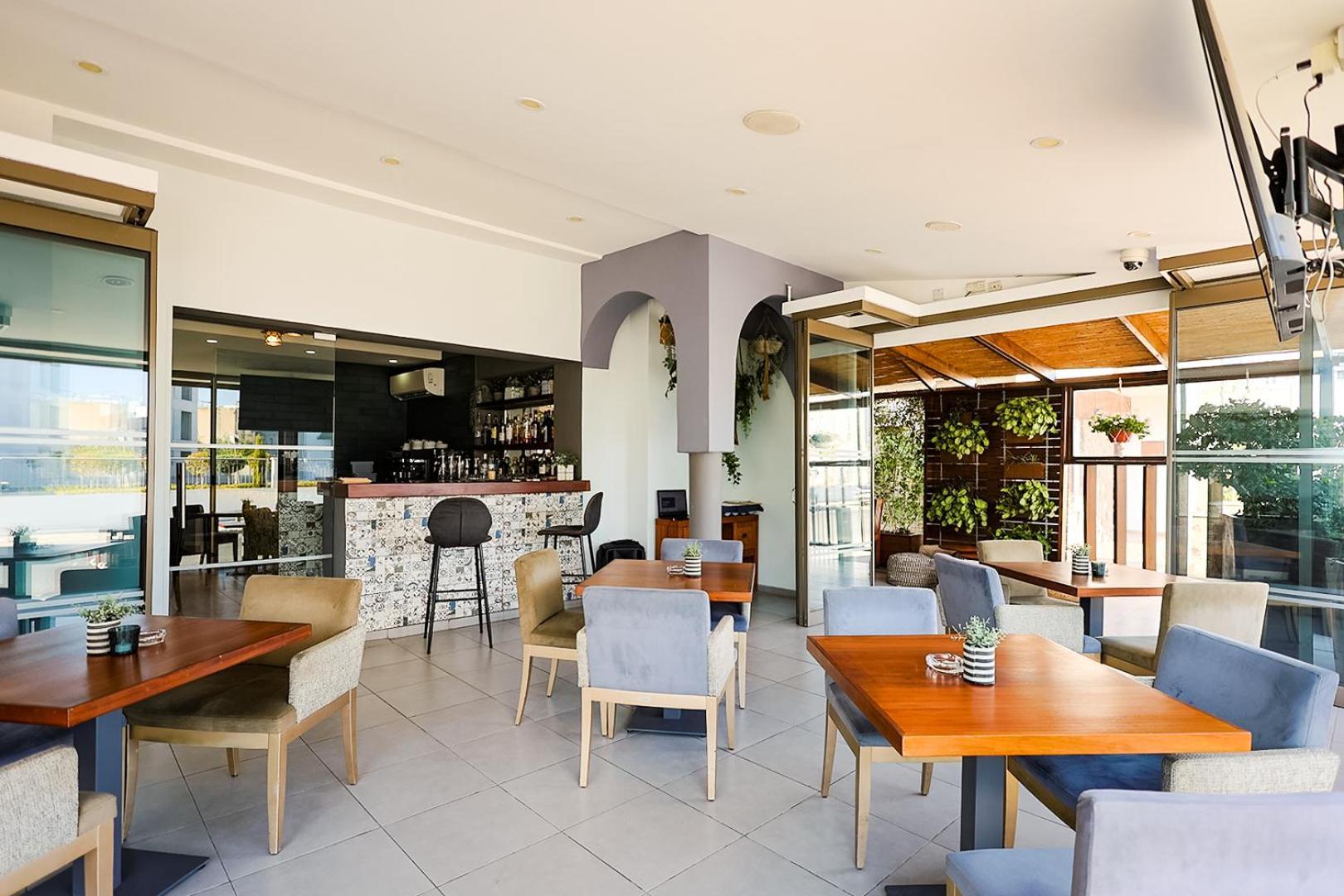 Mikes Kanarium City Hotel Larnaca Buitenkant foto